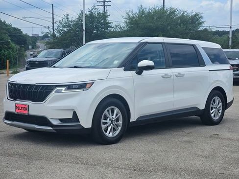 Used 2023 Kia Carnival LX image 3