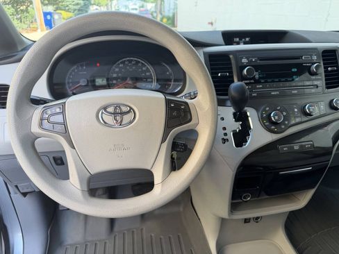 Used 2011 Toyota Sienna LE w/ Towing Pkg FWD image 11