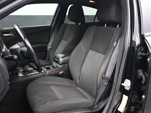 Used 2019 Dodge Charger SXT w/ Blacktop Package RWD image 5