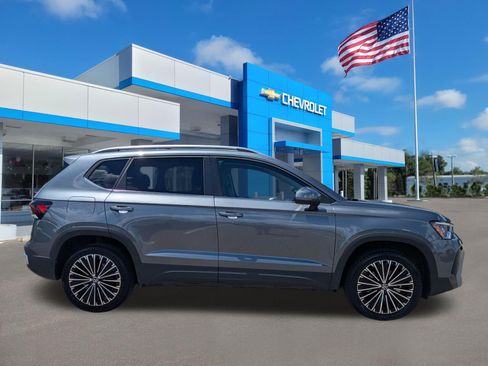 Used 2025 Volkswagen Taos SE FWD image 2