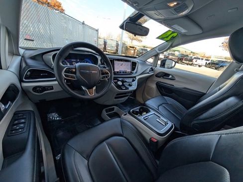 Used 2024 Chrysler Pacifica Touring-L image 5