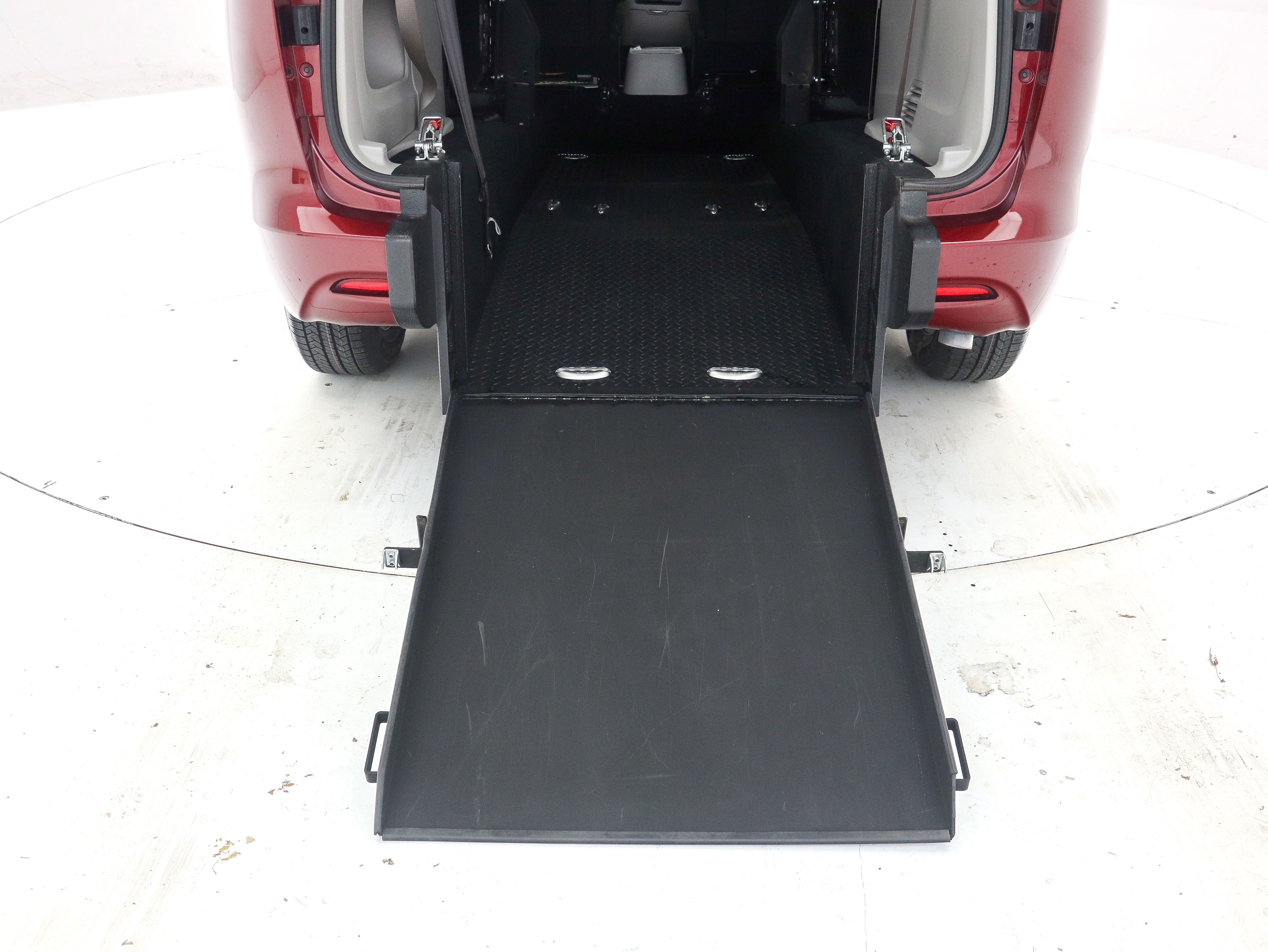 Used 2023 Chrysler Voyager LX FWD image 13