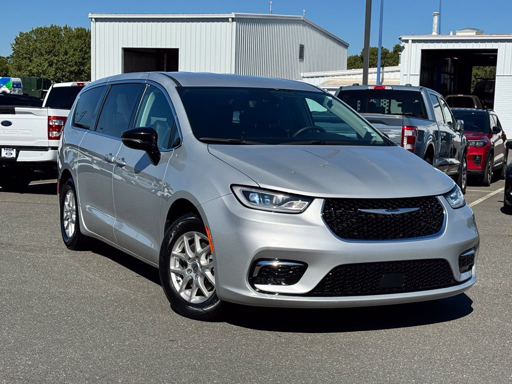 Used 2024 Chrysler Pacifica Touring-L FWD image 1