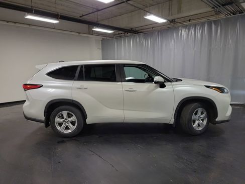 Used 2023 Toyota Highlander LE image 9