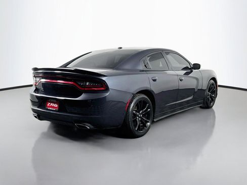 Used 2017 Dodge Charger SE w/ Blacktop Package RWD image 5