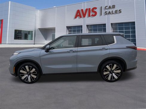 Used 2025 Mitsubishi Outlander SE image 10