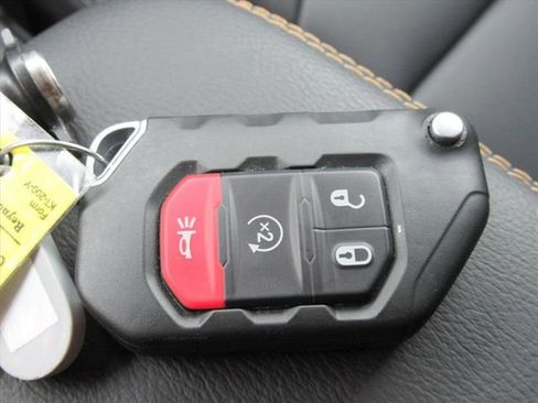 Used 2025 Jeep Wrangler Sahara image 28