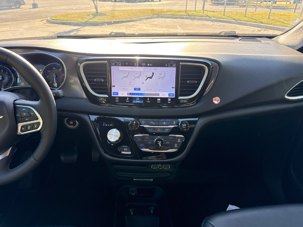 Used 2025 Chrysler Pacifica Select FWD image 18