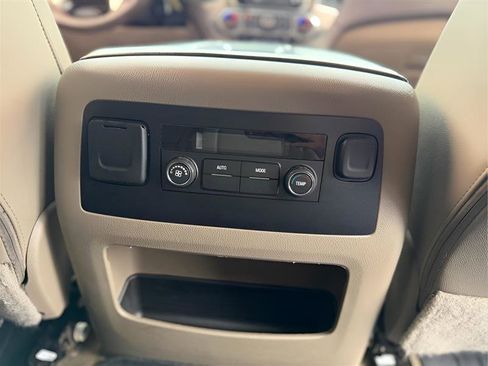 Used 2018 Chevrolet Suburban LT RWD image 39