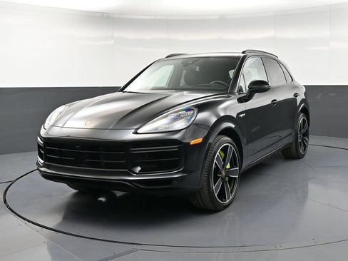 Certified 2022 Porsche Cayenne Turbo S AWD/4WD image 6