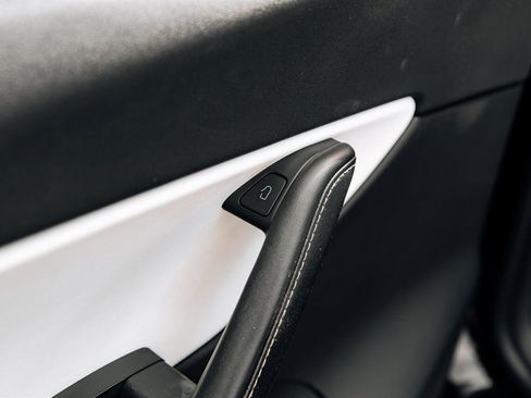 Used 2021 Tesla Model Y Long Range AWD/4WD image 16