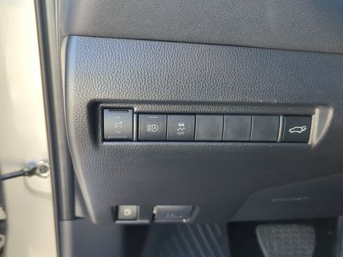 Used 2023 Toyota Venza LE AWD/4WD image 18