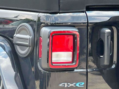 Used 2024 Jeep Wrangler Unlimited w/ Convenience Group AWD/4WD image 9