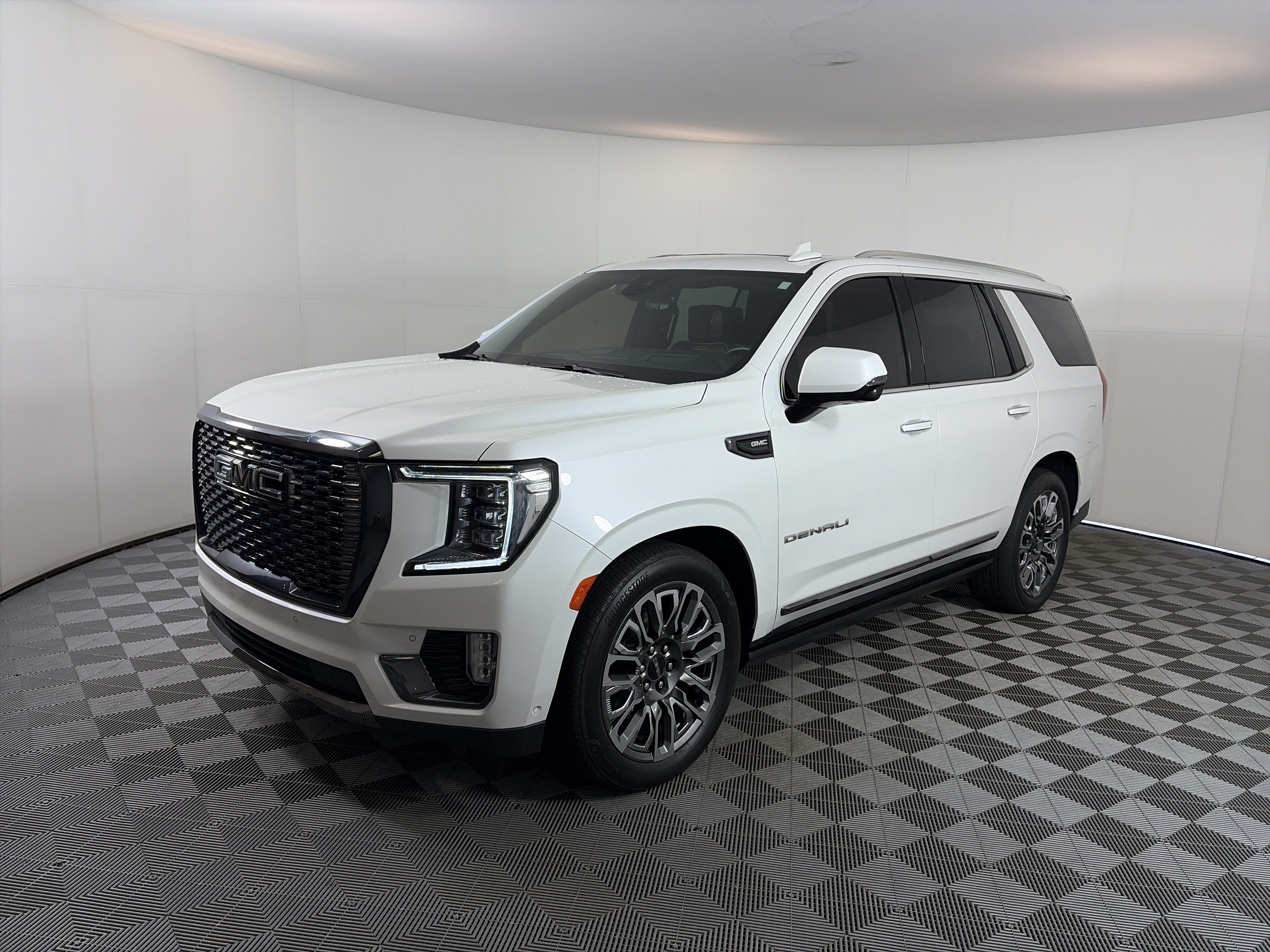 Used 2023 GMC Yukon Denali Ultimate AWD/4WD image 2