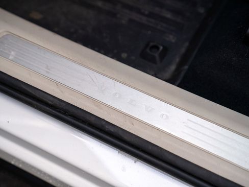 Used 2024 Volvo XC60 B5 Plus w/ Protection Package Premier image 12