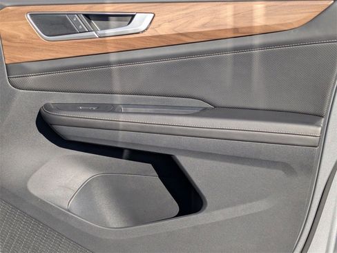 Used 2025 Volkswagen Atlas SE image 37