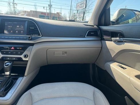 Used 2017 Hyundai Elantra SE image 11
