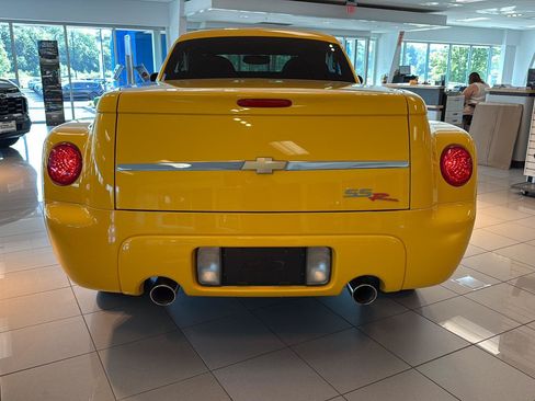 Used 2006 Chevrolet SSR w/ Preferred Equipment Group RWD image 4