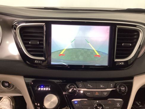 Used 2023 Chrysler Pacifica Touring-L FWD image 32