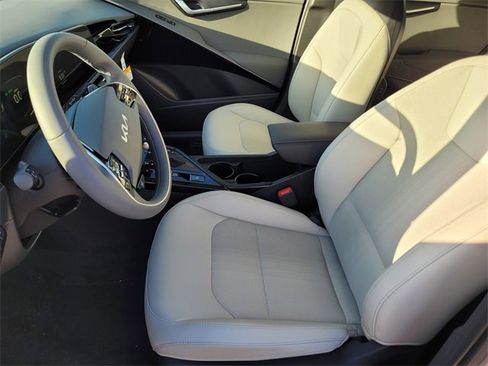 New 2025 Hyundai Elantra SEL image 11