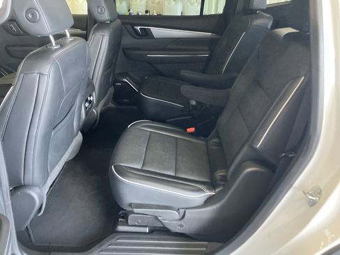 Used 2025 Buick Enclave Preferred image 11