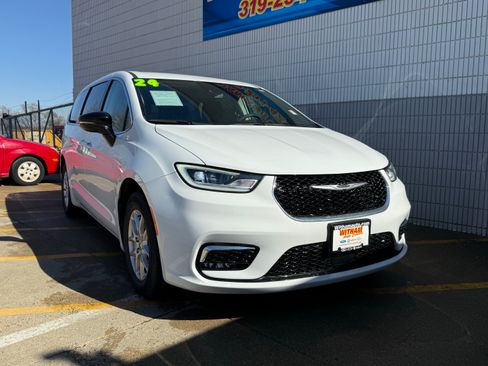 Used 2024 Chrysler Pacifica Touring-L FWD image 2