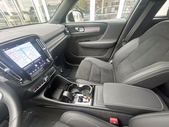 Certified 2025 Volvo XC40 B5 Plus AWD/4WD image 20