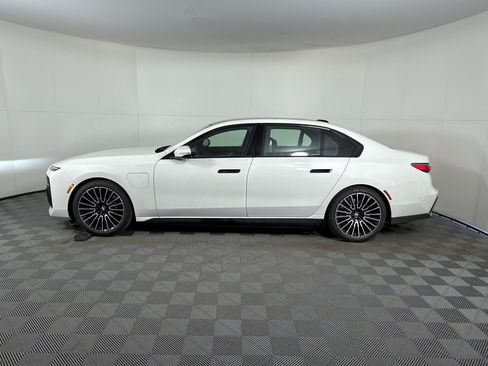 New 2026 BMW 750e xDrive w/ Premium Package image 2