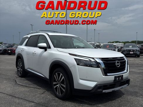 Certified 2025 Nissan Pathfinder Platinum w/ Cargo Package AWD/4WD image 1