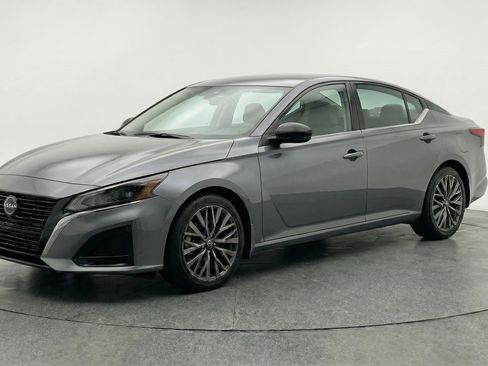 Used 2025 Nissan Altima 2.5 SV image 3