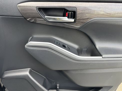 Used 2022 Toyota Highlander Platinum image 26