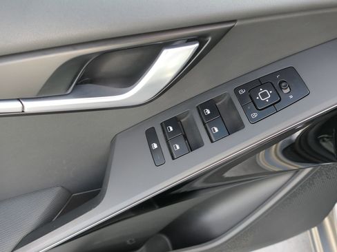 Used 2023 Kia Niro EX image 13