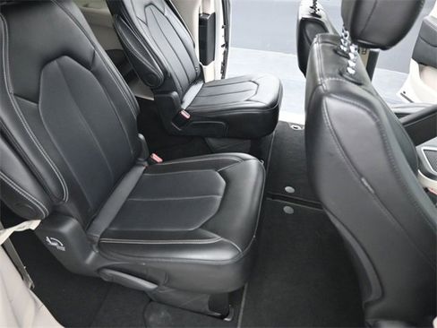 Used 2024 Chrysler Pacifica Touring-L image 23