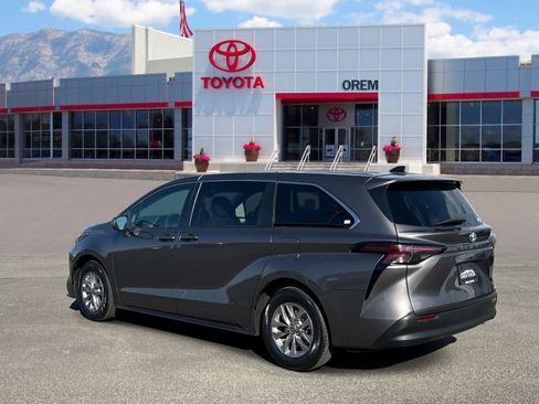 Used 2024 Toyota Sienna LE FWD image 6