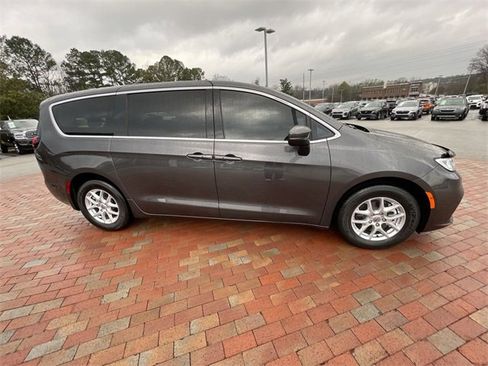 Used 2023 Chrysler Pacifica Touring-L image 37