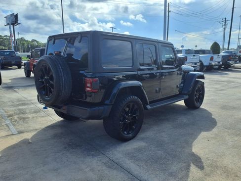Used 2022 Jeep Wrangler Unlimited Sahara w/ Cold Weather Group AWD/4WD image 2