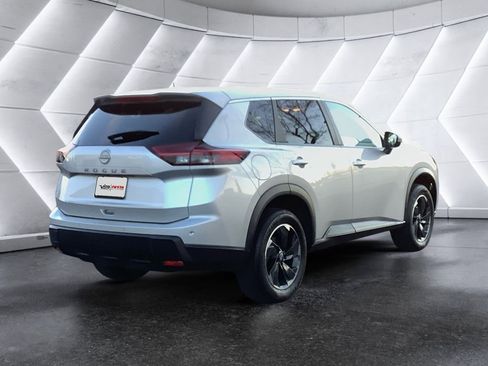 Used 2025 Nissan Rogue SV image 4