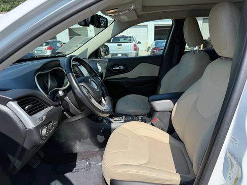 Used 2016 Jeep Cherokee Latitude w/ Comfort/Convenience Group AWD/4WD image 2