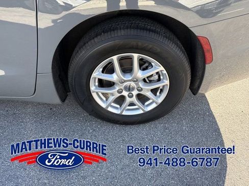 Used 2025 Chrysler Pacifica Select FWD image 15