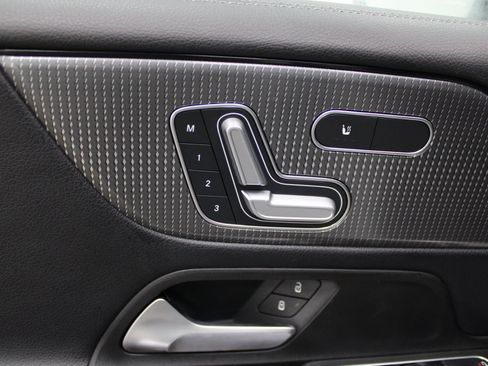 Used 2021 Mercedes-Benz GLB 250 image 13