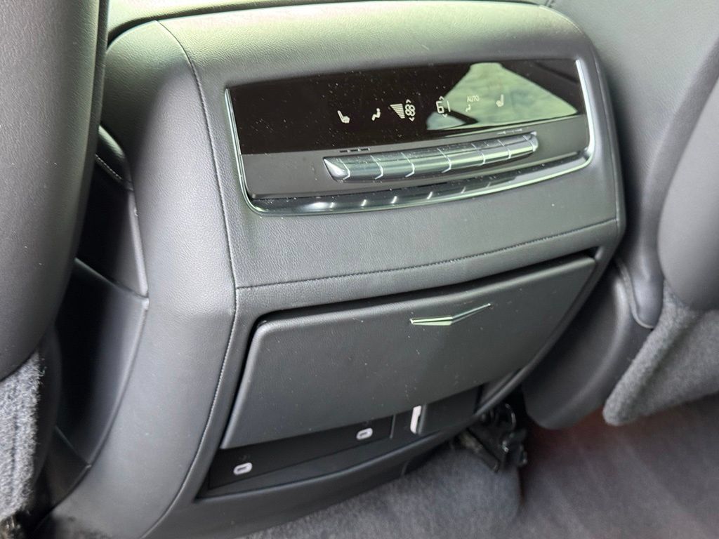 Used 2022 Cadillac Escalade Luxury AWD/4WD image 35
