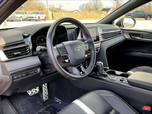 Used 2025 Toyota Camry SE image 13