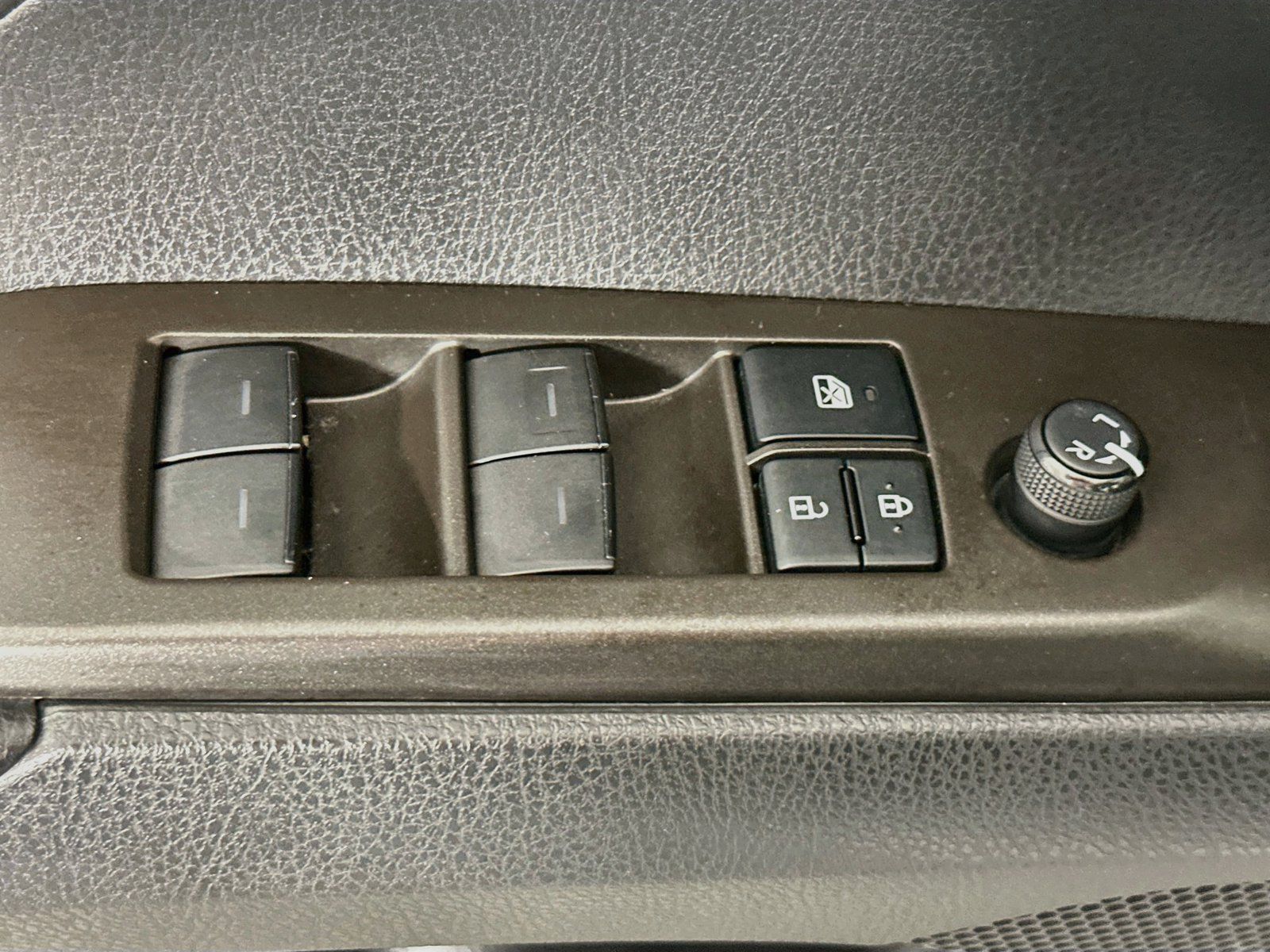 Used 2021 Toyota Camry LE w/ Convenience Package FWD image 19