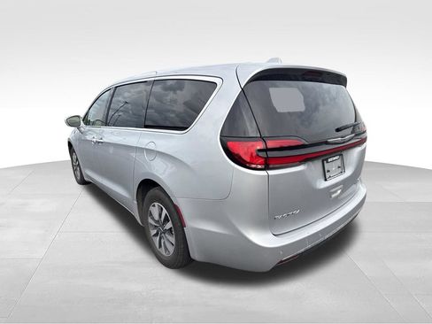 Used 2022 Chrysler Pacifica Touring-L FWD image 5