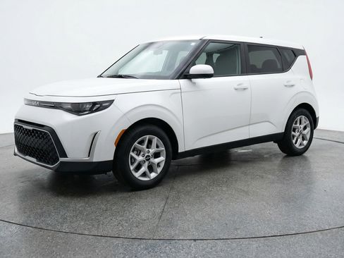 Used 2025 Kia Soul LX w/ LX Technology Package image 3