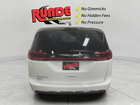 Used 2023 Chrysler Pacifica Touring FWD image 4
