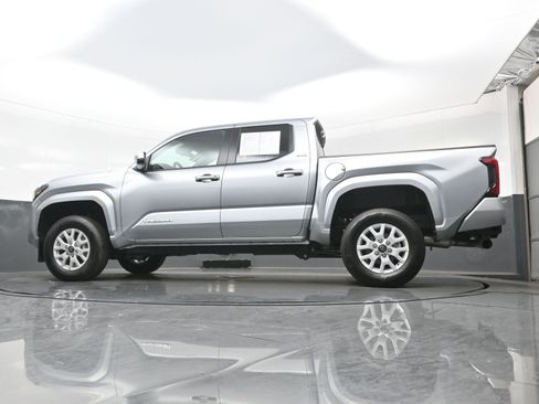 Used 2025 Toyota Tacoma SR5 image 29