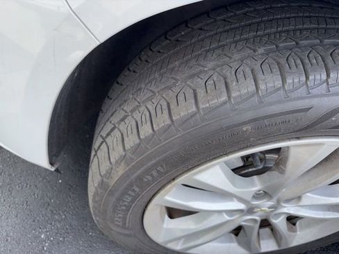 Used 2017 Chevrolet Malibu LT image 2