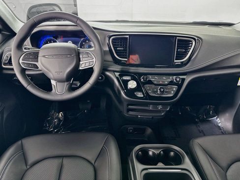New 2027 Chrysler Pacifica Select AWD/4WD image 2