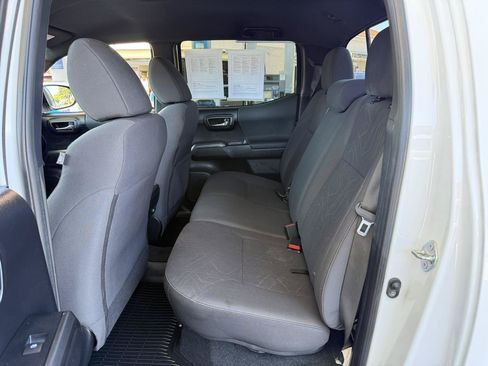 Used 2018 Toyota Tacoma TRD Off-Road w/ Technology Package AWD/4WD image 16